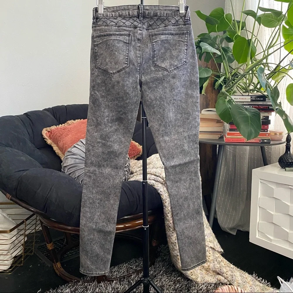 F21 Grey Acid Wash Knee Patch Skinny Jeans - Picture 2 of 5